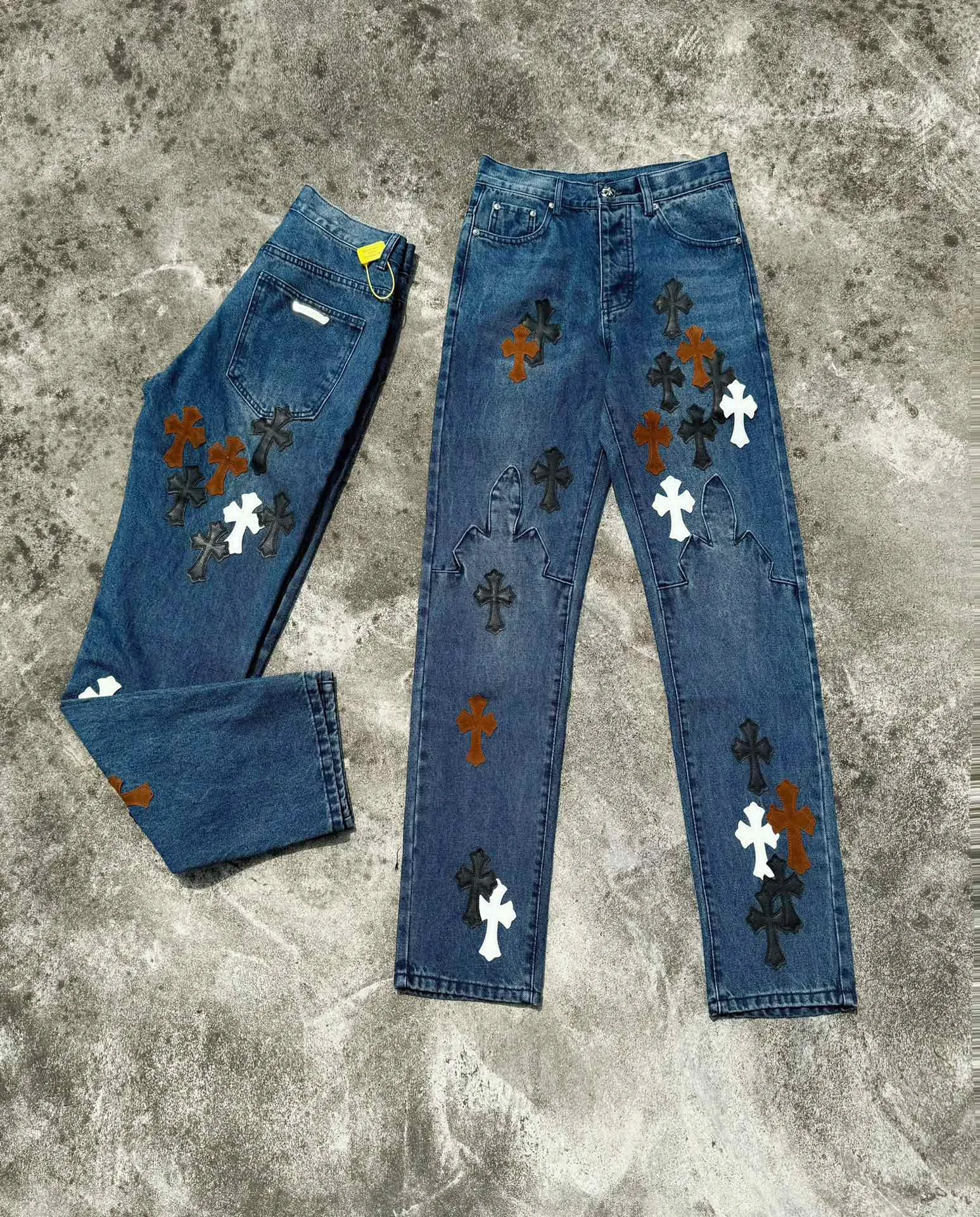 P260 model number: H638 Chrome Hearts CH Chrome Hearts 24SS vip custom-made double-knee leather flame high street cross jeans. Original purchased and patterned to truly restore the ultimate vintage texture. Special Italian cowhide print and then cut. Customized sheepskin three-layer thick line leather. The whole body is spliced in heavy water washing process. The craftsman hand-splashes ink. You can see the details. Three-dimensional cutting version. Loose and comfortable, not picky on the figure. Shows height and slimness. Seiko factory. Original factory quality control. Same style for men and women. Can be matched with couples. Versatile recommendation. Must-have jeans for all seasons. Color: blue. Size: 28, 30, 32, 34, 36 (S-xxl)